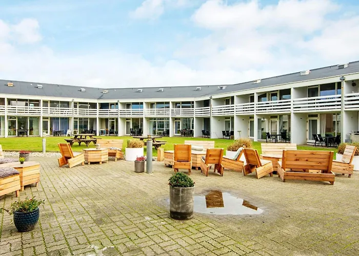 4 Person On A Apartment *