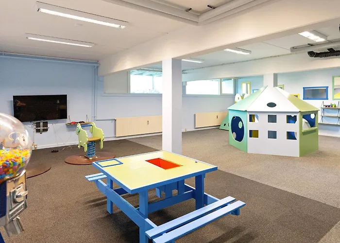 4 Person On A Apartment *