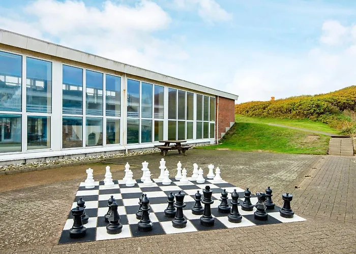 4 Person On A Apartment *