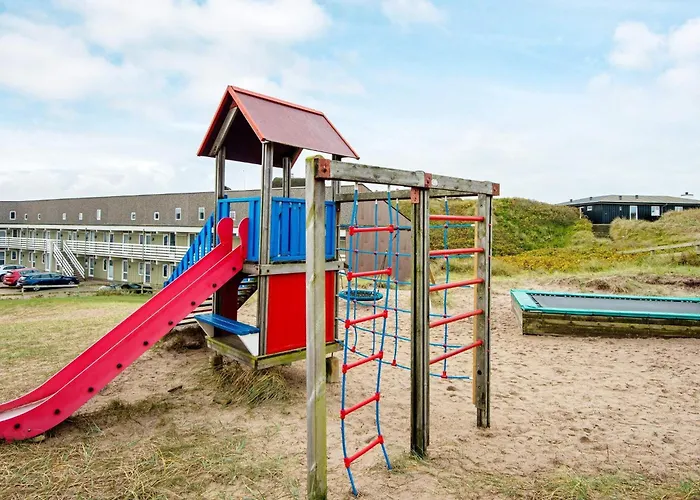 4 Person On A Apartment *